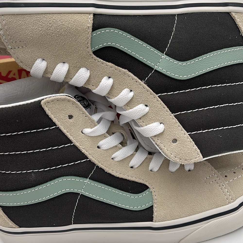 Vans WMNS Sk&-Hi Canvas Suede Pop Black Mu
VN000CMXBML
Sneakers - Picture 15 of 16